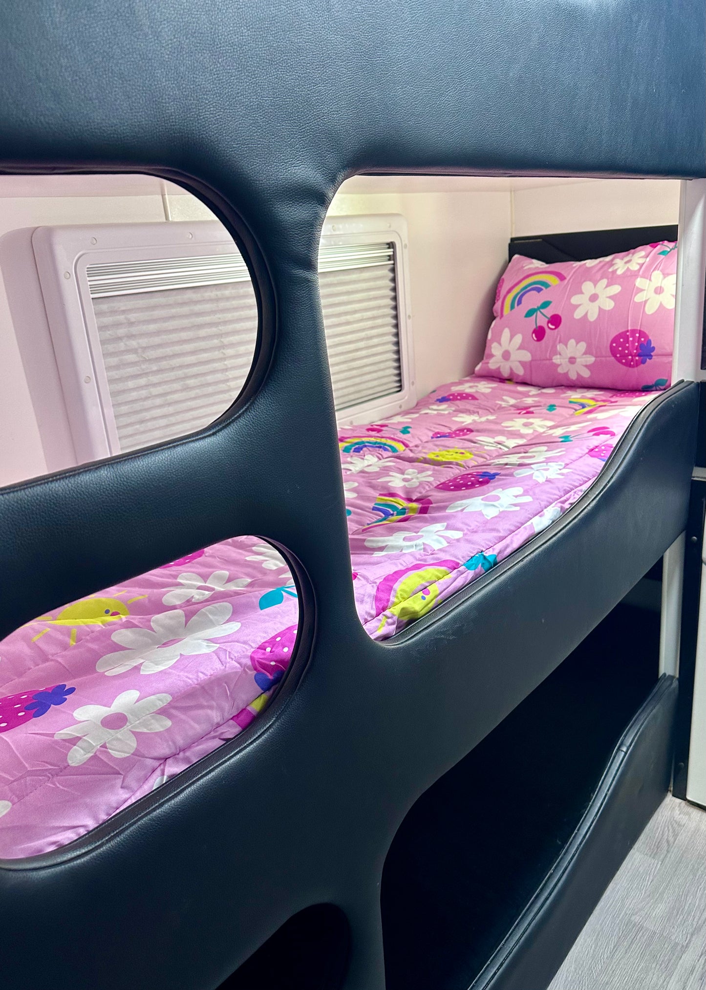 Single Bunk Bed Caravan Zip Quilt - Berry Bliss