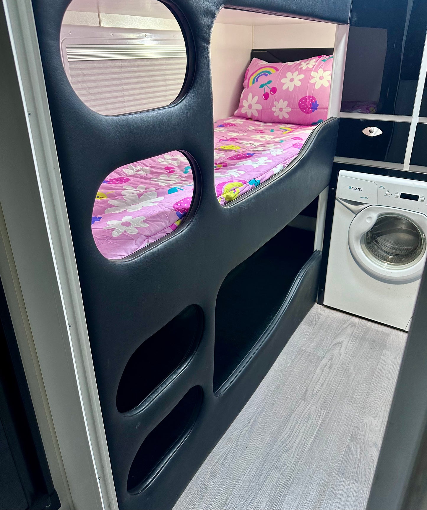 Single Bunk Bed Caravan Zip Quilt - Berry Bliss