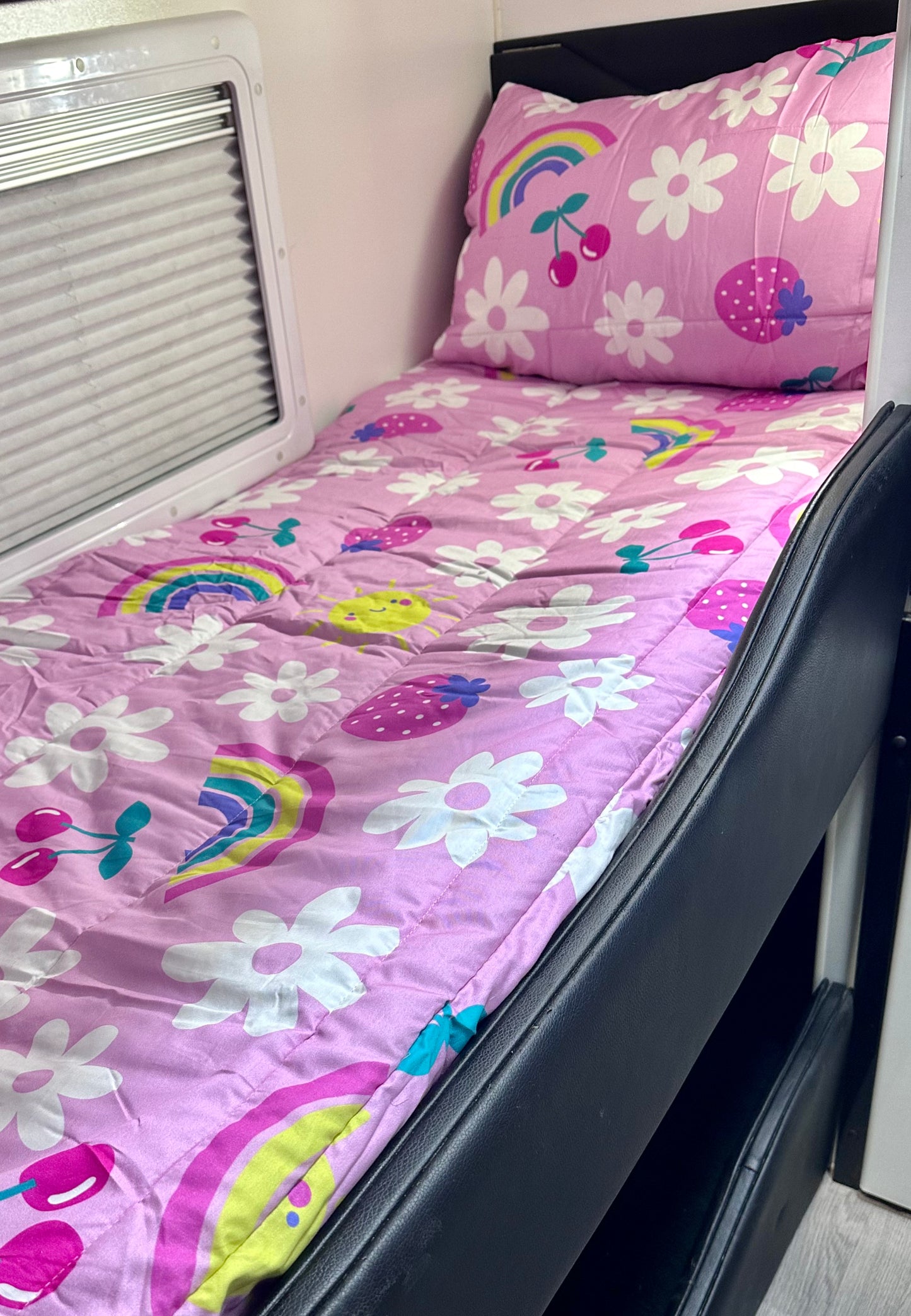 Single Bunk Bed Caravan Zip Quilt - Berry Bliss